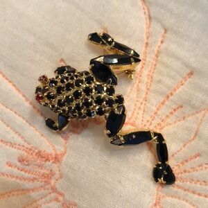 🐸Bauer Crystal Frog lapel, hat, coat pin red crystal eyes